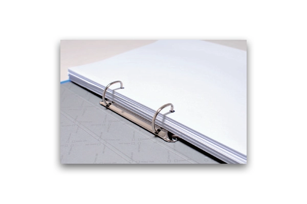 Cận cảnh cơ chế còng chữ D bằng kim loại chắc chắn bên trong bìa file tài liệu King Jim Simili