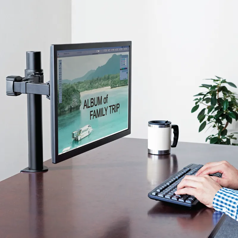 Giá treo màn hình đơn King Jim ARM110 màu đen lắp đặt dạng kẹp bàn chắc chắn.