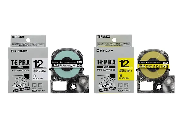 Cuộn băng in nhãn King Jim Tepra Pro dòng ngoài trời chữ đen nền trắng và nền vàng chịu thời tiết.