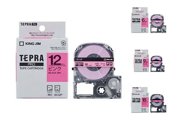 Cuộn băng in nhãn King Jim Tepra Pro SC-Series chữ đen nền hồng nổi bật