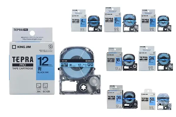 Cuộn băng in nhãn King Jim Tepra Pro SC-Series chữ đen nền xanh dương dán trên thiết bị kỹ thuật