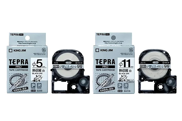 Ống co nhiệt in nhãn King Jim Tepra Pro màu trắng chữ đen cho dây cáp điện.
