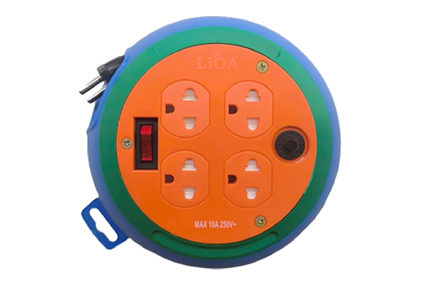 Ổ cắm điện LiOA kiểu đĩa bay tròn màu cam xanh tích hợp 4 lỗ cắm và nút reset CB bảo vệ.