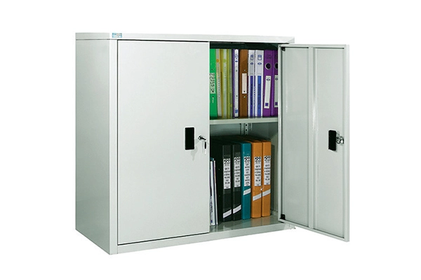 Tủ sắt lửng văn phòng TS11 Nội thất 190 màu xám, 2 cánh mở đang để file hồ sơ bên trong.